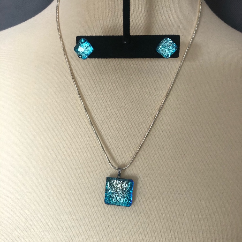 🆕 18” Necklace & Earrings Set